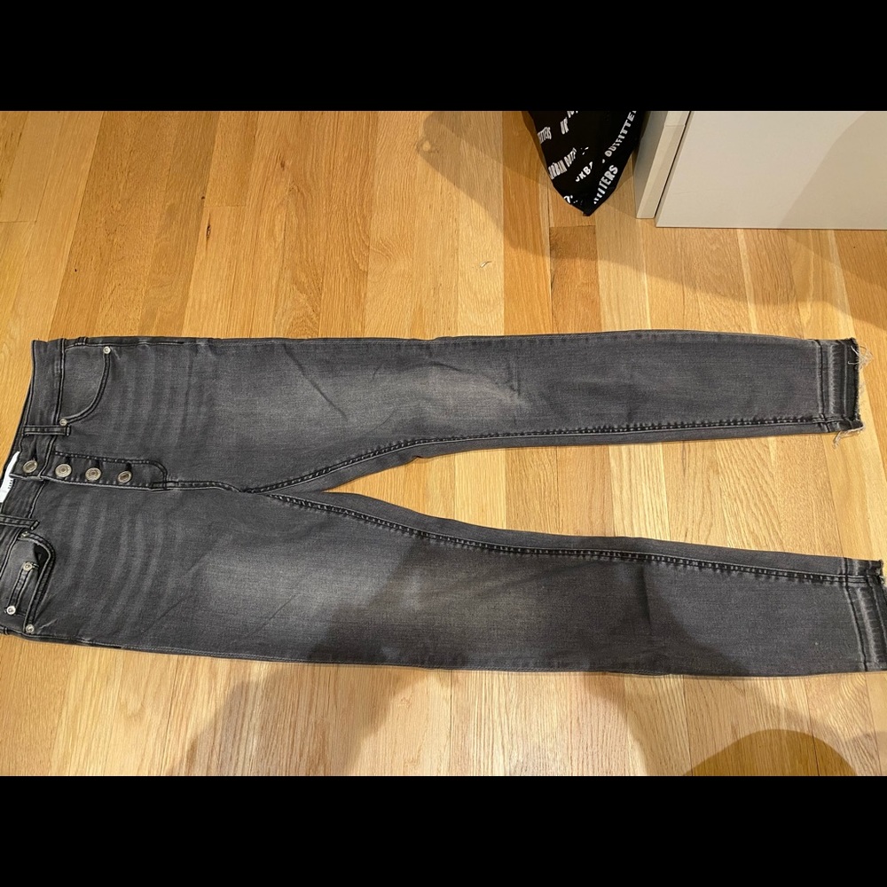 Zara grey skinny jeans with raw hem. Size US 4.